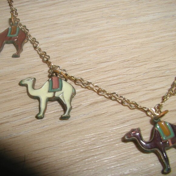 Vintage golden necklace with dangling enamel camels RARE - Picture 2 of 7